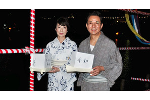 水谷豊、伊藤蘭が祈りを込めて灯籠流し　ユタカのゆかたに惚れ惚れ？ 画像
