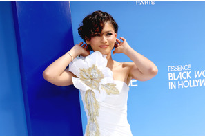 ゼンデイヤ、結婚の噂に言及？「私の姓がバレる」とジョークも　『The Drama』特設チャペルで挙式したカップルのもとにサプライズ登場 画像