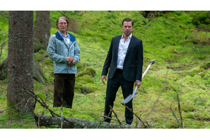 マッツ・ミケルセンが記憶を失いジョン・レノンに？『さよなら、僕の英雄』6月19日公開決定 デンマーク興行記録を塗り替えた話題作 画像