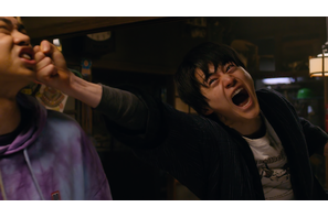 大きく拳を振る鈴鹿央士ほか、見上愛＆菅生新樹らメインキャスト捉える Netflixシリーズ「喧嘩独学」場面写真 画像