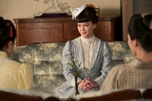 「風、薫る」第16回あらすじ・場面写真　りんと直美が倒れた子どもに駆け寄る姿を見た捨松は、ある提案をするため自宅に呼び寄せる…4月20日放送 画像