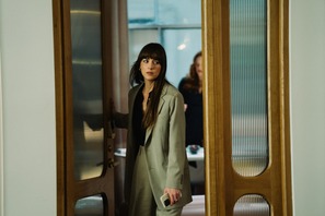 知的スタイルから華やかドレス姿まで『マテリアリスト 結婚の条件』ダコタ・ジョンソン”ルーシー”のファッションに注目 画像
