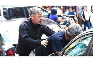 アレック・ボールドウィン、執拗に付きまとうパパラッチに反撃 画像