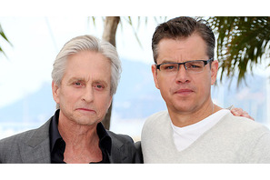 マット・デイモン、新作でマイケル・ダグラスとの濡れ場にひと苦労 画像
