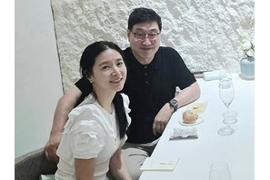 イ・ヨンエ夫婦の近況をキャッチ！20歳年上の夫同伴でディナーを楽しむ仲睦まじい姿 画像