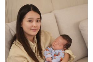 『太陽を抱く月』女優ナム・ボラ、愛おしい息子を抱き上げ幸せいっぱいの笑顔【PHOTO】 画像