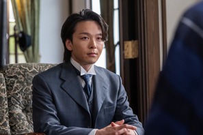「ジワジワくる」「ギャップがありすぎ」中村倫也の謎ポーズに見上愛＆上坂樹里が引っ張られる!?「風、薫る」オフショット 画像