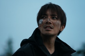 映画復帰作でヤンチャ役に挑む成宮寛貴、異なる表情切り取る新カット独占入手『藁にもすがる獣たち』 画像