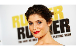 ジェマ・アータートン、おさわりしてきた男にパンチした過去を告白 画像