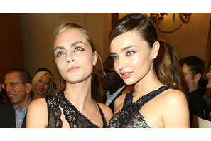 ミランダ・カー、カーラ・デルヴィーニュと共にパリコレに登場 画像