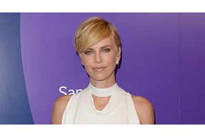 シャーリーズ・セロン、ケガ治療で頸部の手術を受けていた 画像