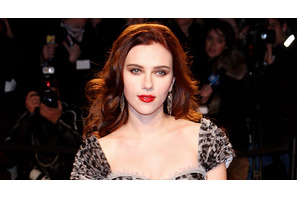 スカーレット・ヨハンソン、男性誌で「2013年最もセクシーな女性」に選ばれる 画像
