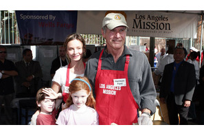 ハリソン・フォードとキャリスタ・フロックハート、感謝祭のチャリティ・イベントに参加 画像