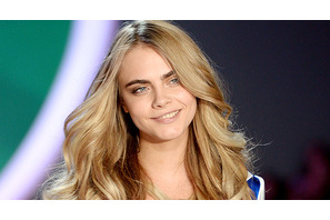 カーラ・デルヴィーニュ、役作りのためならトレードマークの太眉剃ってもいい！ 画像