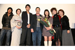 「家内工業なんですよ、この映画は」奥田瑛二、愛娘と『風の外側』初の舞台挨拶 画像