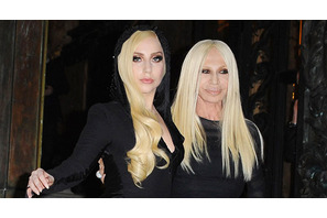 レディー・ガガ、ドナテッラ・ヴェルサーチに高価なアイテムをおねだり 画像