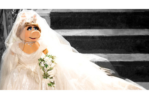 ヴィヴィアン・ウェストウッド、ミス・ピギーのためにウェディングドレスを制作 画像