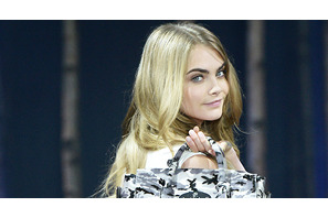 カーラ・デルヴィーニュ、「マルベリー」とコラボ 画像