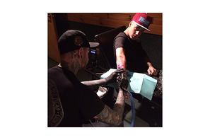 ジャスティン・ビーバー、バンクシーのタトゥーを入れる 画像