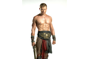 『エクスペ3』にも抜擢の新“筋肉男子”ケラン・ラッツ、ダイナミック・ボディ解禁