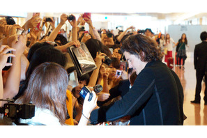 オーランド・ブルーム、羽田空港に到着！　ファン300人に大サービス