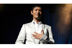 中国一美しい俳優、ホァン・シャオミン来日　熱い歌声にファンほれぼれ