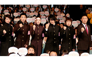 新垣結衣「日本中が元気になるように！」　学ラン＆鉢巻き姿で日本にエール！