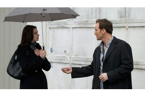 アン・ハサウェイが笑顔を封印　緊迫感あふれる衝撃のサスペンス『パッセンジャーズ』