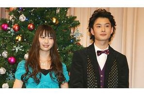 美少女・山下リオを岡田将生「かわいい妹」　一緒に“魔法”のクリスマスをお祝い