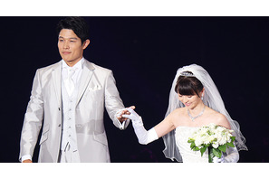 【第21回東京ガールズコレクションA/W】鈴木亮平＆香里奈、新郎新婦の装いで登場！