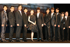 玉木艦長の号令の下、総勢12名が敬礼！　『真夏のオリオン』完成披露舞台挨拶