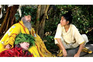 これぞ真夏の夜の夢？　“沖縄のおばあ”平良とみも登場！　東京が沖縄一色に染まる