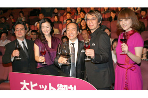 小日向文世、巨大ワイングラスに「お客様は神様！」　『サイドウェイズ』初日舞台挨拶