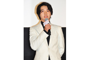 山崎賢人、黒王子ならぬ“白王子スーツ”でイメージアップを画策!?