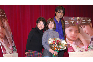 フランスの天才少女が来日！　『ユキとニナ』舞台挨拶でさくらまやが歓迎の熱唱！