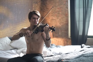【特別映像】ニコラス・ガリツィン、裸でバイオリンを奏でる…『ハートビート』