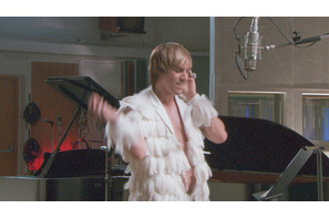 『ブルーノ』にU2ボノ、エルトン・ジョンら大物が集結　みんなで平和の讃歌熱唱？