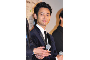 妻夫木聡、カエル男の覆面で前見えずお尻を強打！ スタッフに笑われ「殺意覚えた」