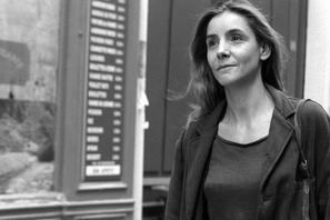 本当に服を10着しか持たない!? 『パリ、恋人たちの影』に見る着回しファッション