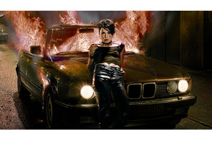 飛行中の飛行機で！　ハリウッドで！　『ミレニアム』映画の外でも続々と事件勃発？