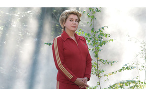 カトリーヌ・ドヌーヴがジャージでラン＆ディスコでダンス！『しあわせの雨傘』予告編