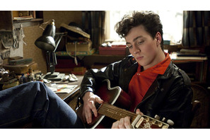 若き日のジョン・レノンを演じた次世代の星アーロン・ジョンソン動画インタビュー到着