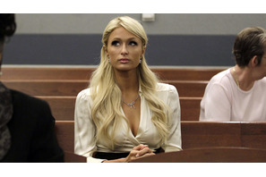 パリス・ヒルトン、自身のブランド宣伝のために来日するも空港で足止め