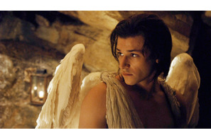 ギャスパー・ウリエル、天使の翼の着け心地は？　インタビュー動画到着！