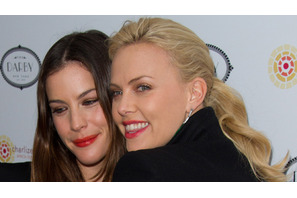 シャーリーズ・セロンとデートできる権利　チャリティ・オークションで2万ドルで落札