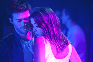 スコット・イーストウッド、注目美女とクラシックカー・デート!?『スクランブル』