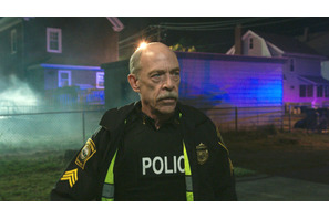 J・K・シモンズ「命を賭して市民を守る」実在の警官に敬意『パトリオット・デイ』特典映像