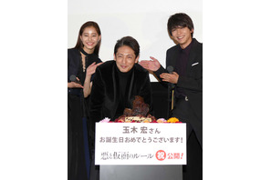 玉木宏、誕生祝いの“肉ケーキ”に舌鼓　主演作公開の翌日に38歳に！