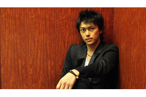 勝地涼インタビュー　東山紀之と向かい合い「目で語り合った」