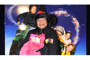 魔法使いに変身、尾木ママが懸命に映画をアピール 相づちを打つのは子豚？